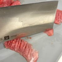 可能是刀和生魚片的圖像