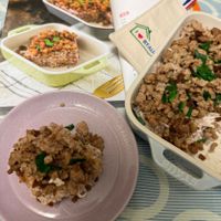 可能是炒飯、北非小米飯、印度香料飯、麵、豆腐和文字的圖像