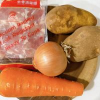 可能是食物和顯示的文字是「去骨清雞腿 RaCk uum Packed stant Ready ReautyJo Rea 」的圖像