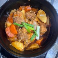 可能是顯示的文字是「 STAUB 韓式紅燒牛肋排 SIAS V1S 」的圖像