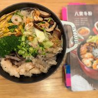 可能是火鍋、麵、豆腐、香菇、拉麵和文字的圖像