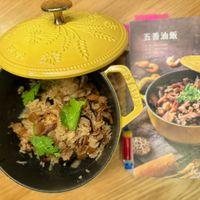 可能是炒飯、豆腐和顯示的文字是「 EnR 五香油飯 STAUB ፊ S 」的圖像