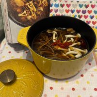 可能是炒麵、義大利麵、香菇、拉麵和文字的圖像