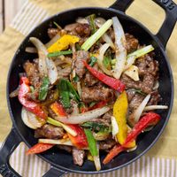 可能是肉排和快炒的圖像