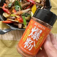 可能是‎肉排、快炒和‎顯示的文字是「‎礎） BG' BG'SPICES SPICES 09 I后 緊 که 站 BORN /BORN 粉 FOR COOKING‎ 」‎‎ 的圖像