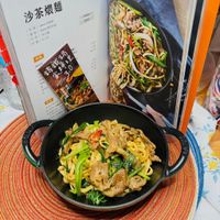 可能是炒麵、麵和文字的圖像
