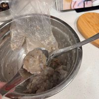 可能是麵、粥和顯示的文字是「 E 」的圖像