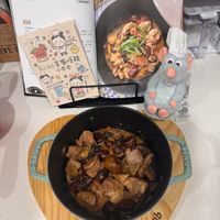 可能是豆腐、燉小牛膝和文字的圖像