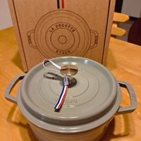 可能是‎顯示的文字是「 ‎LA COCOTTE שי‎ 」‎的圖像