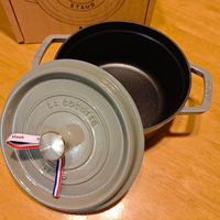 可能是‎顯示的文字是「 ‎STAUB staab شان GOCOTTE SOCOFIE‎ 」‎的圖像