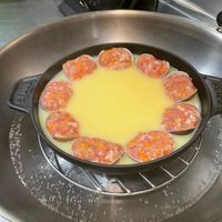 可能是水波蛋、煙燻鮭魚、蛋黃和起司火鍋的圖像