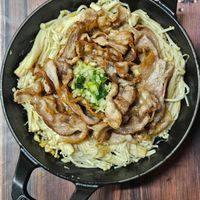 可能是義大利麵和顯示的文字是「 are P fendi's fendi'skitchen kitchen 」的圖像