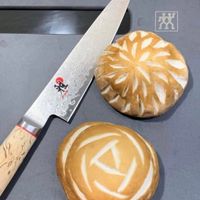 可能是刀和顯示的文字是「密」的圖像