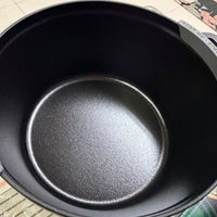 可能是鬆餅機和顯示的文字是「在田 KEEP ME STAUB STALA AUBPROTECTOR PROTECTOR PROTECTOR 洗网 快仙 STAUB ME KEEP 有品有限公 講」的圖像