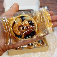 可能是半圓形餡餅、燕麥餅乾和顯示的文字是「 GOOD THING DE NDMADE DMADS THINGS DMA 」的圖像