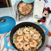 可能是義大利麵、西班牙大鍋飯、蝦和文字的圖像