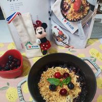 可能是豆腐、西班牙大鍋飯、北非小米飯、櫻桃和文字的圖像