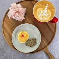 可能是咖啡、咖啡杯、燕麥餅乾和顯示的文字是「 STATUB เข็ว STAUS TAUB 」的圖像