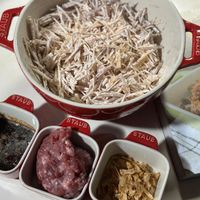 可能是拉麵、香菇、豆腐、麵和顯示的文字是「 STAUB STAUB ETAUB D UIAI STAUB STAUB STAUB STAUB STAUB STAUB 」的圖像