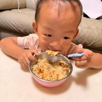 可能是嬰兒和炒飯的圖像