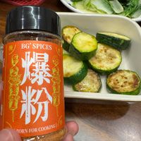 可能是顯示的文字是「 BG BG'SPICES SPICES 精 爆 粉 BORNFOR.COOKING) BORN FOR COOKING) 」的圖像