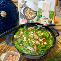 可能是粥、香菇、豆腐、麵、火鍋和顯示的文字是「家鹹湯圈 2025/11/22 STAUB ศใ 」的圖像