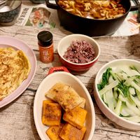 可能是麵、豆腐、火鍋和文字的圖像