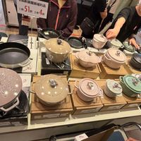 可能是泡茶器、鬆餅機和顯示的文字是「 STAUB 鐵鍋福利品 1年51折 1年51折2年4折 2件 T 2件4折 2 و STEUE Cain 」 的圖像