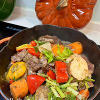 可能是燉小牛膝、肉排和快炒的圖像