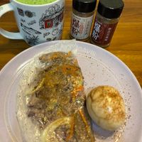 可能是歐姆蛋、肉排和文字的圖像