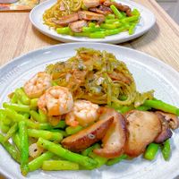 可能是炒麵、香菇、義大利麵和文字的圖像