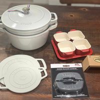 可能是‎顯示的文字是「 ‎STAUB 2กม COGOTYE شنا أ taub ROUNDSILICONEHANDUES ROUND SILICONE HANDLES 3 STAUE STADE‎ 」‎的圖像