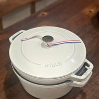 可能是‎鬆餅機和‎顯示的文字是「 ‎STAUB TUA ን דום‎ 」‎‎ 的圖像