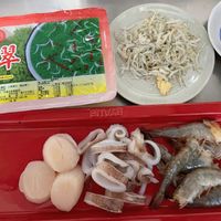 可能是粥、拉麵、鯷魚和文字的圖像