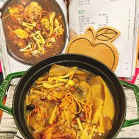 可能是火鍋、豆腐、麵、香菇和文字的圖像