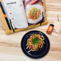 可能是炒麵、義大利麵和文字的圖像