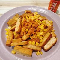 可能是豆腐和顯示的文字是「 STANs 迎喝 BG'SPICES 爆 粉」的圖像