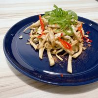 可能是義大利麵、炒麵和豆腐的圖像
