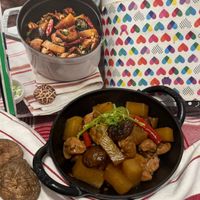 可能是豆腐、香菇、火鍋和文字的圖像