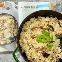 可能是炒飯、印度香料飯、香菇、西班牙大鍋飯、豆腐和文字的圖像