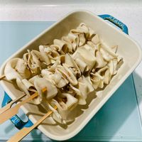 可能是‎壽司和‎顯示的文字是「 ‎STAUB SHALD STAUB كب KURA G-9522G‎ 」‎‎ 的圖像