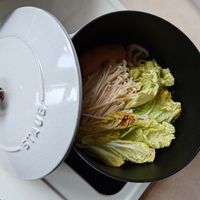 可能是火鍋、豆腐和顯示的文字是「 A STAUB り STAUB 」的圖像