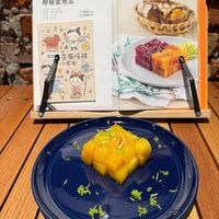 可能是蛋糕和顯示的文字是「檸檬蜜地瓜 TRIP FRI AONM 김유 효효 Sm 土 主廚狂務 小本本 කවි a 」的圖像
