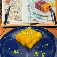 可能是蛋黃、蛋糕和文字的圖像
