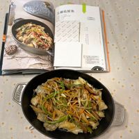 可能是豆腐、炒麵、義大利麵、香菇和文字的圖像