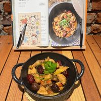 可能是豆腐、西班牙大鍋飯、香菇和文字的圖像