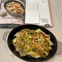可能是炒麵、義大利麵、香菇和文字的圖像