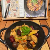 可能是香菇、豆腐、火鍋、燉小牛膝和文字的圖像