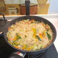 可能是炒麵、麵和拉麵的圖像