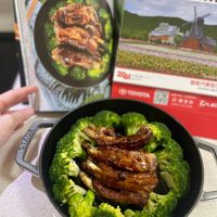 可能是燉小牛膝和文字的圖像